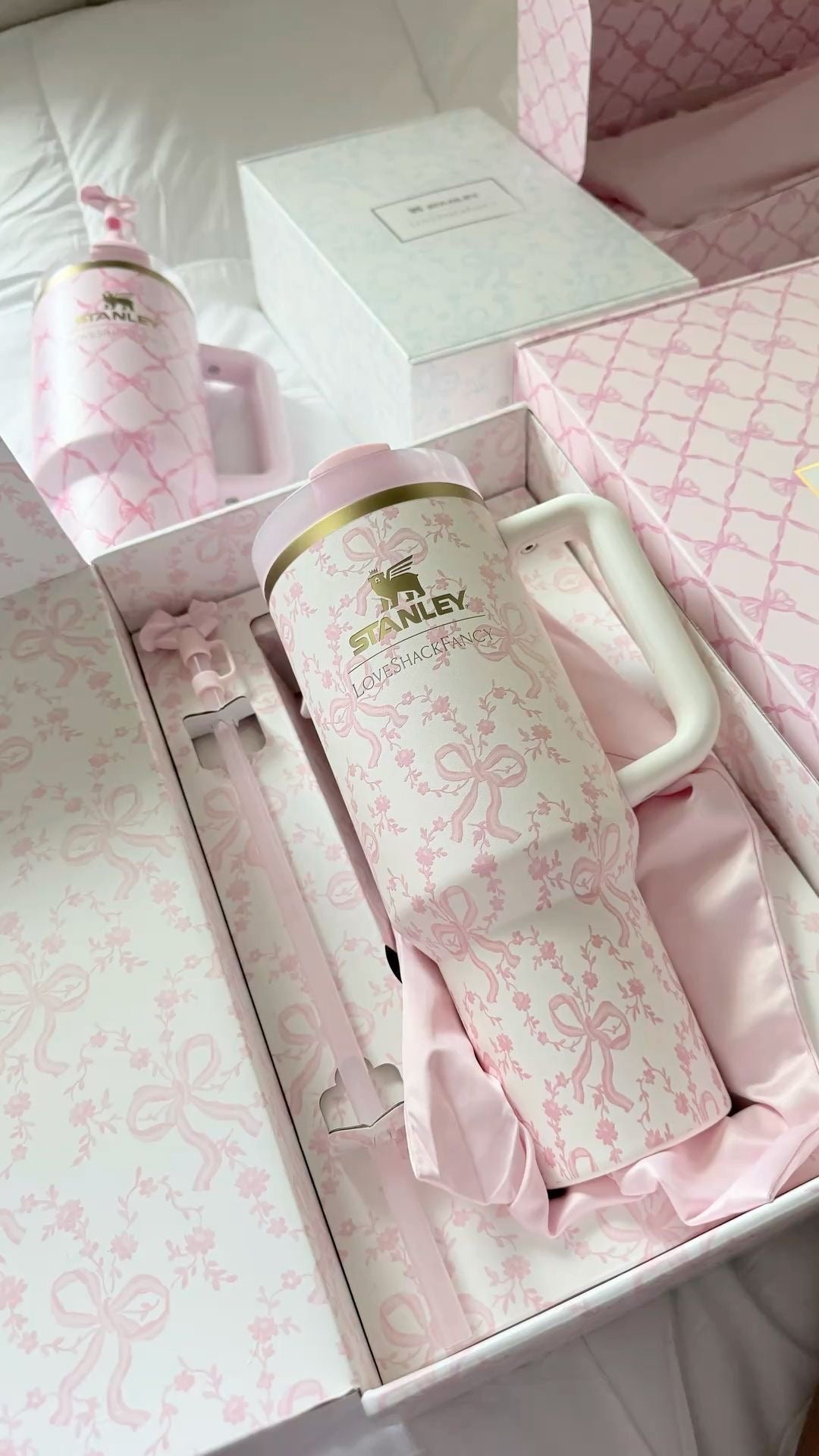 Stanley 1913 x LoveShackFancy Holiday Quencher H2.0  FlowState Tumbler 40 OZ in Coquette Bow