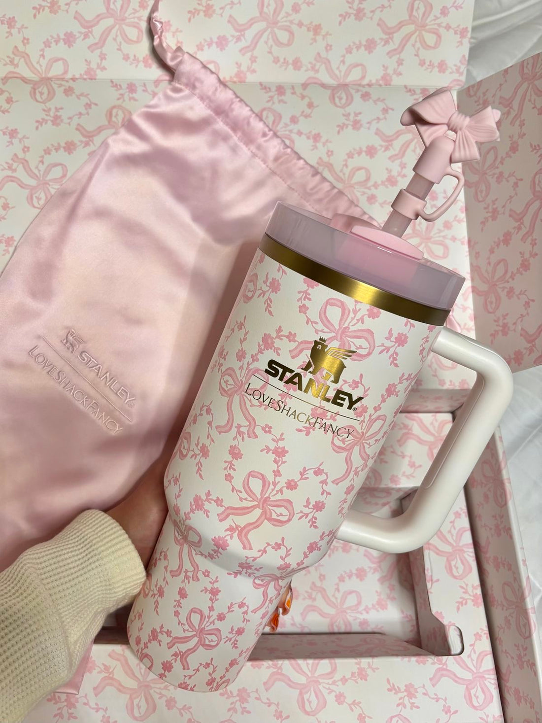 Stanley 1913 x LoveShackFancy Holiday Quencher H2.0  FlowState Tumbler 40 OZ in Coquette Bow