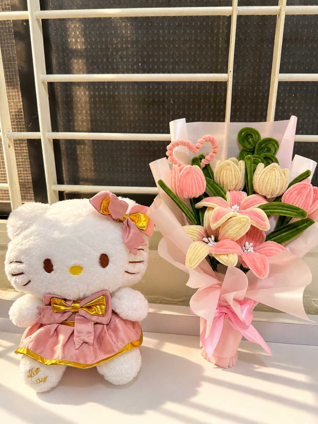 Hello Kitty 30cm Plush & Blooming Fuzzy Flower Bouquet — Gift Deal
